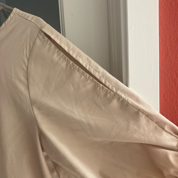 Flowy dress with cutout shoulder - Picture 3 of 4